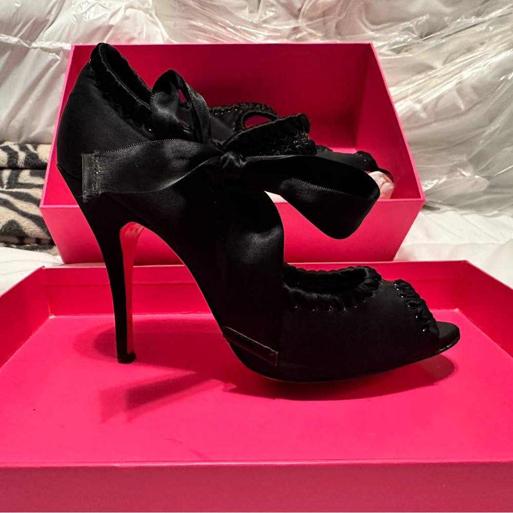 Elegant Betsy Johnson Black Satin Women's Heels - sz 7.5